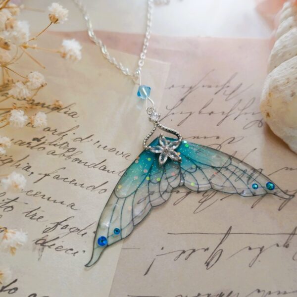 collier ailes de fée sirène en argent 925 rhodié cristaux de swarovski bleu azur paillettes ensorcelées en résine transparente non toxique et flexible