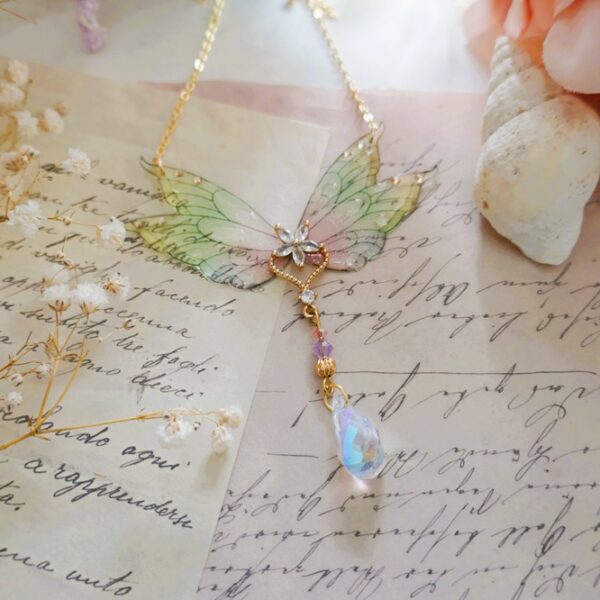 collier plaqué or ailes de fée sirène doux pastel en résine transparente et flexible