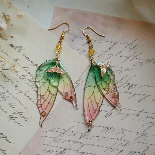 Boucles d'oreilles en plaqué or aux teintes solaires et d'un souffle enchantée, recouvertes de résine de haute qualité transparente et flexible.