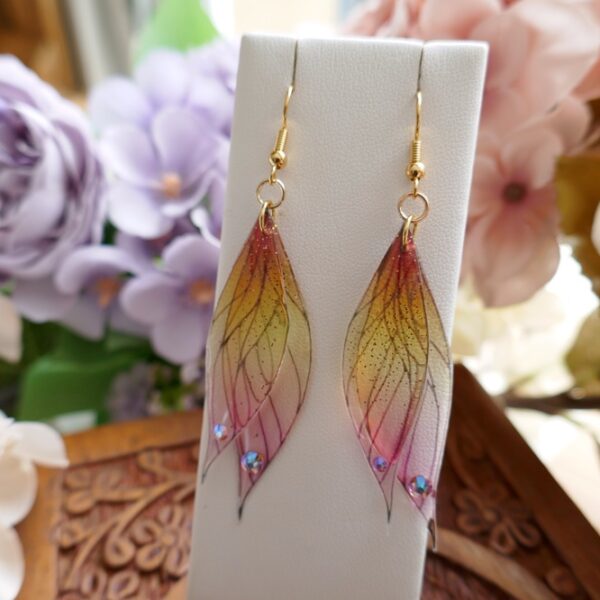 Boucles d'oreilles ailes de fée aux inspirations elfique nuancées de rose, de doré et de brun en résine transparente et en plaqué or