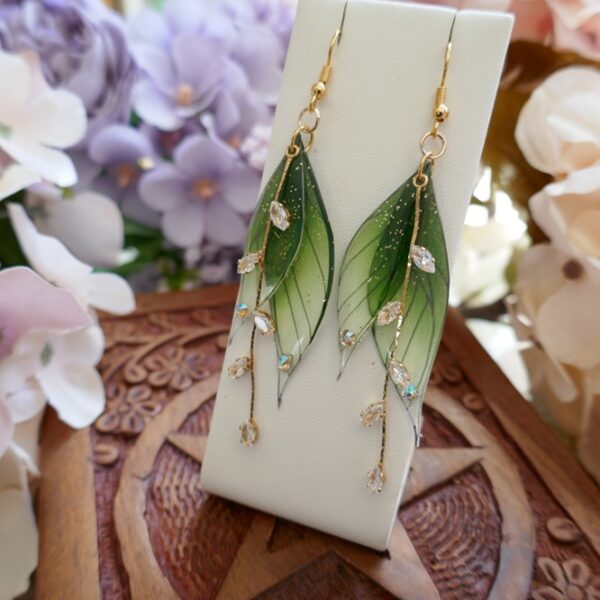 Boucles d'oreilles fait main ailes de fée aux inspirations elfique vert sapin en résine transparente en plaqué or