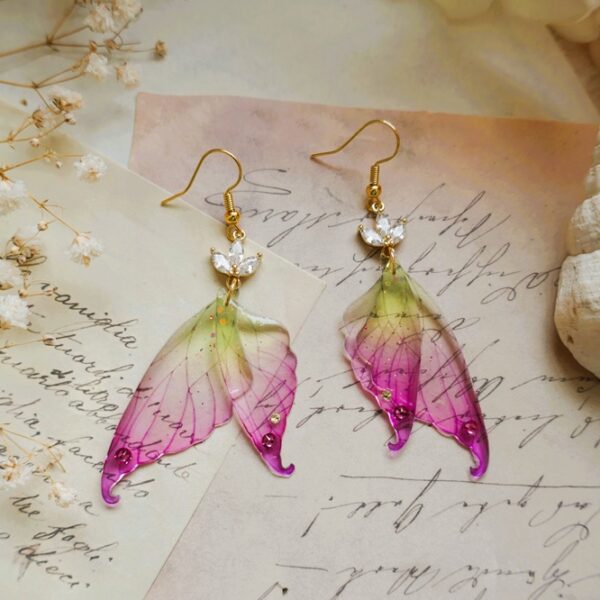 Boucles d'oreilles fait main ailes de fée sirène aux nuances printanières, en résine transparente non toxique