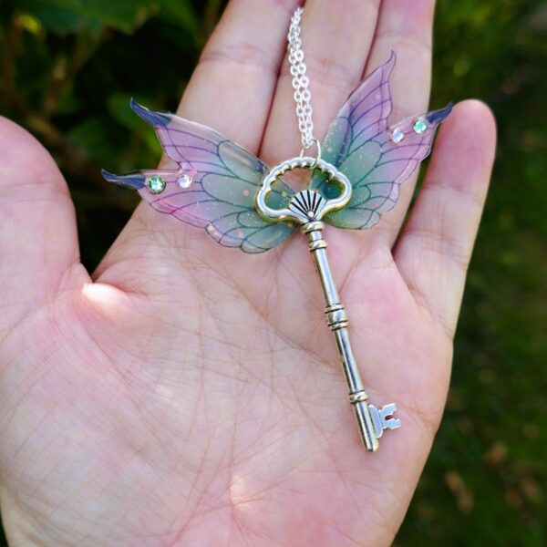 clef argenté suspension ailes de fée résine avec cristaux de swarovski émeraude rose paillettes en résine transparente et flexible