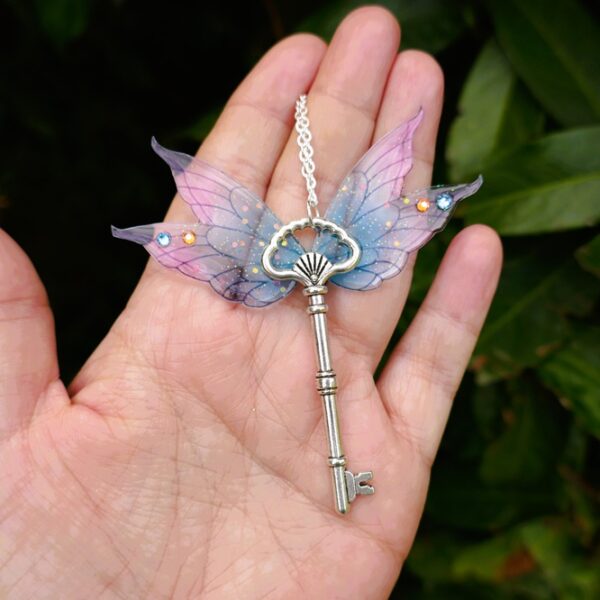 clef argenté bleu rose ailes de fée sirène pailletée en résine transparente et flexible