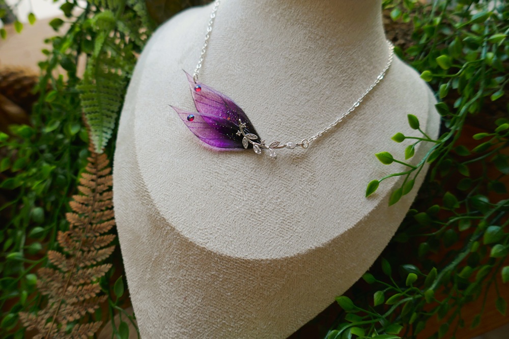Collier fait main ailes de fée aux inspirations elfique violet profond en résine transparente argent 925