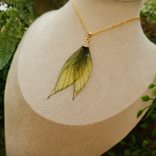 Collier ailes de fée aux inspirations elfique et de la forêt en résine, montée sur du plaqué or