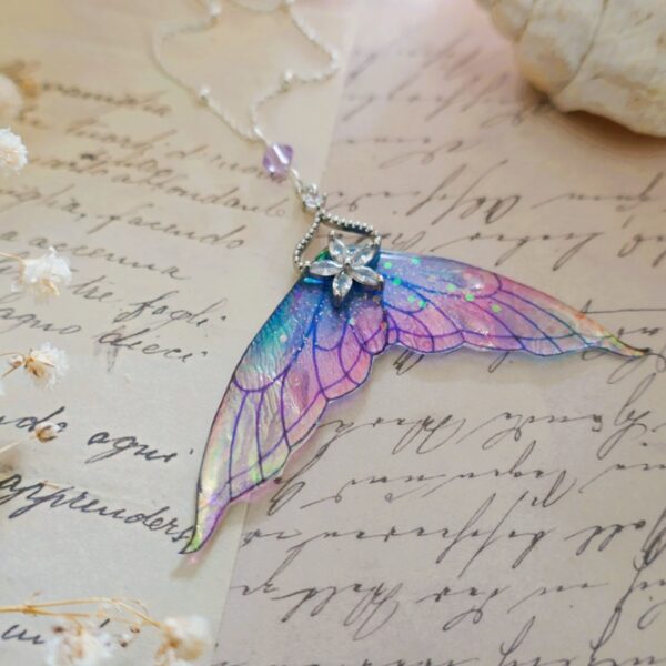 Collier aile de fée en argent sirène holographique pailleté reflets changeants bleu rose en résine transparente et flexible