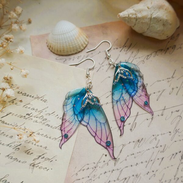 Boucles d'oreilles ailes de fée sirène bleu et rose et des paillettes, en résine transparente et flexible