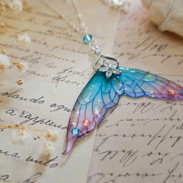 Collier ailes de fée sirène en argent bleu et rose avec des paillettes magiques, en résine transparente et flexible