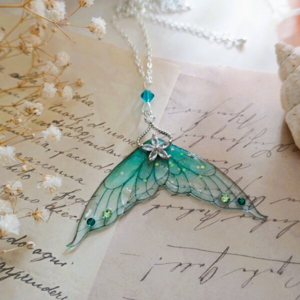 Collier argent résine transparente flexible ailes de fée turquoise paillette et cristaux