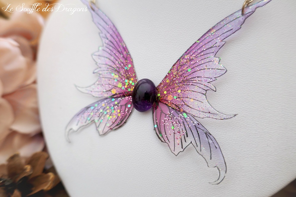 Collier ailes de fée en résine souple artisanales, agrémentées de paillettes enchantées et serties d'une améthyste 