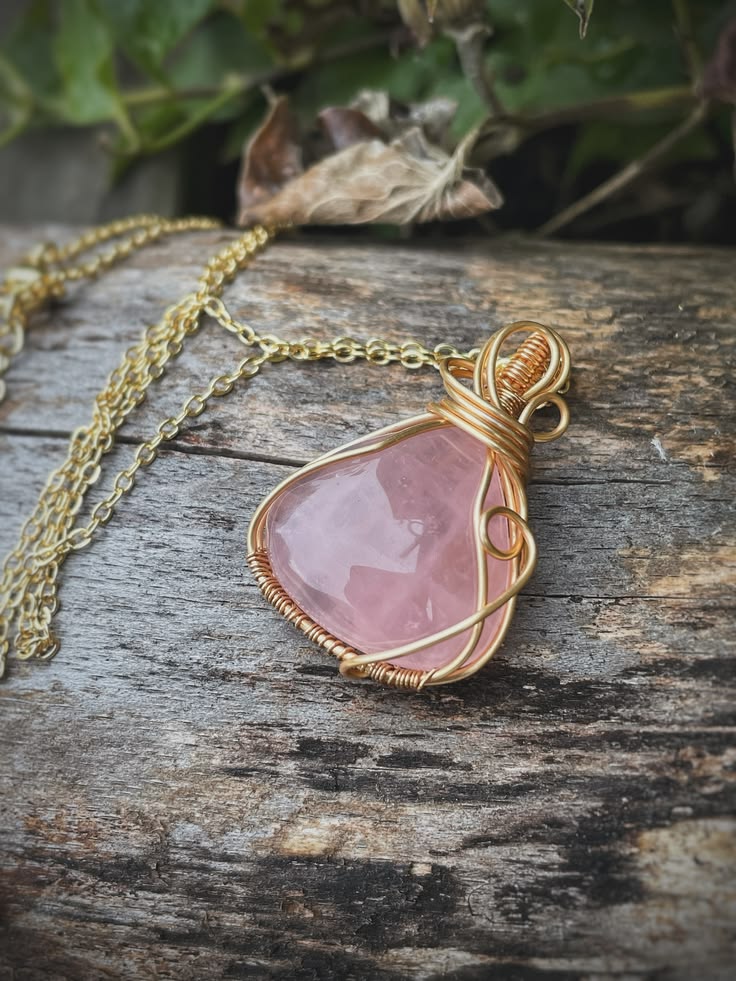 Bijoux créateur wire wrapping en plaqué or, sertie d'un quartz rose - Le souffle des dragons