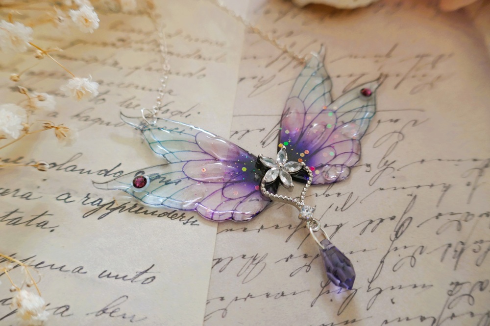 Collier aux ailes de fée en résine, aux allures de sirène, montée en argent 925