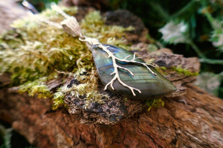 Collier serti d'une labradorite, inspirée des elfes et des forets jurassiennes